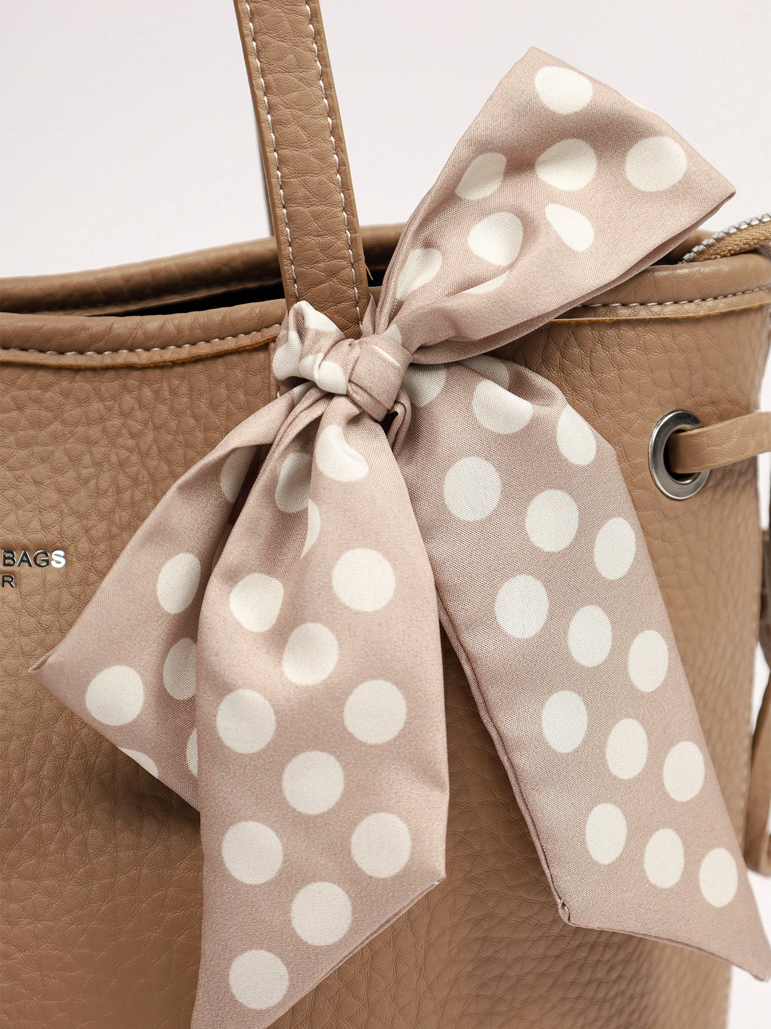 Сумка-тоут со стяжками по бокам и декоративным платком в ассортименте